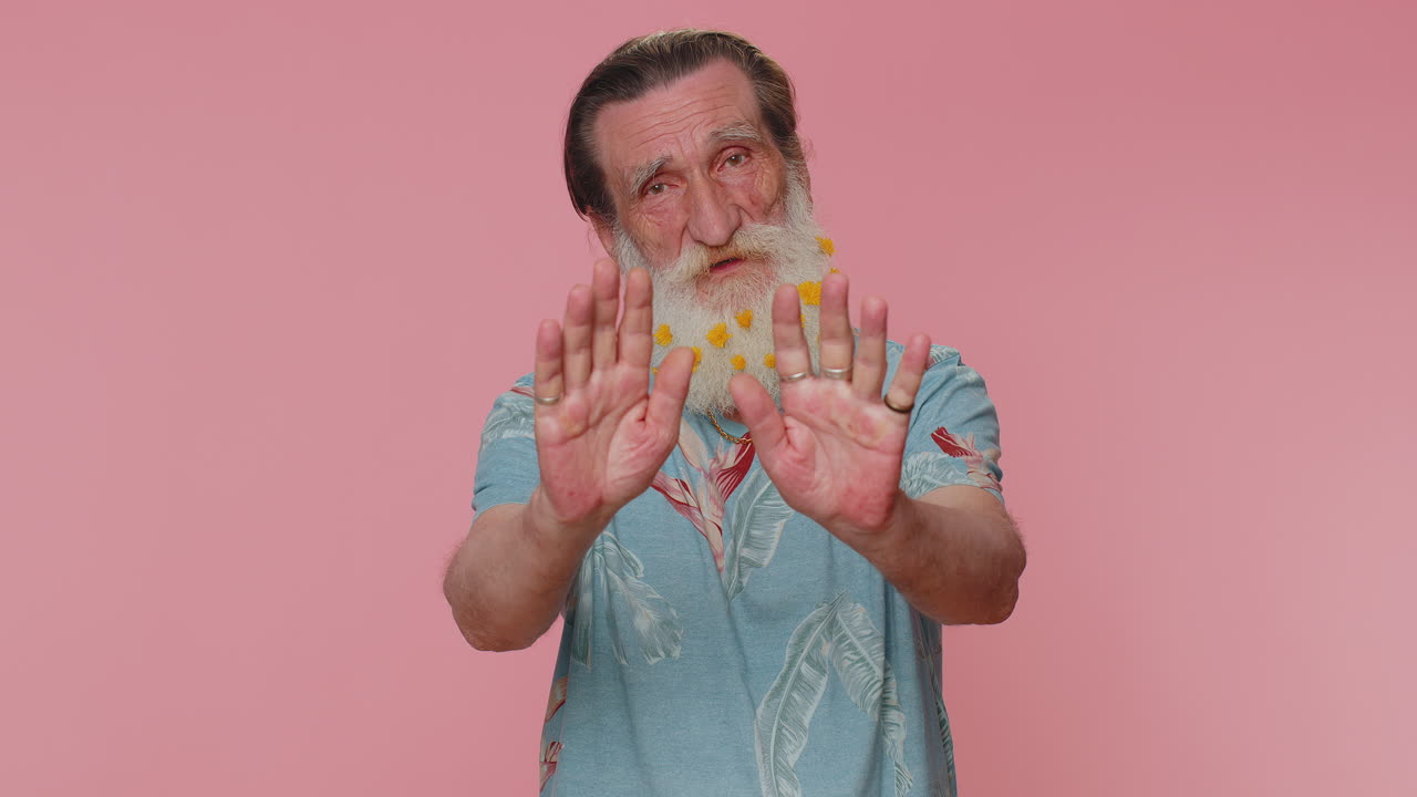 남자는 "아니요"라고 말합니다. 손바닥을 접고 손을  ⁇ 어서 멈추는 제스처, 마무리 경고, 접근 금지