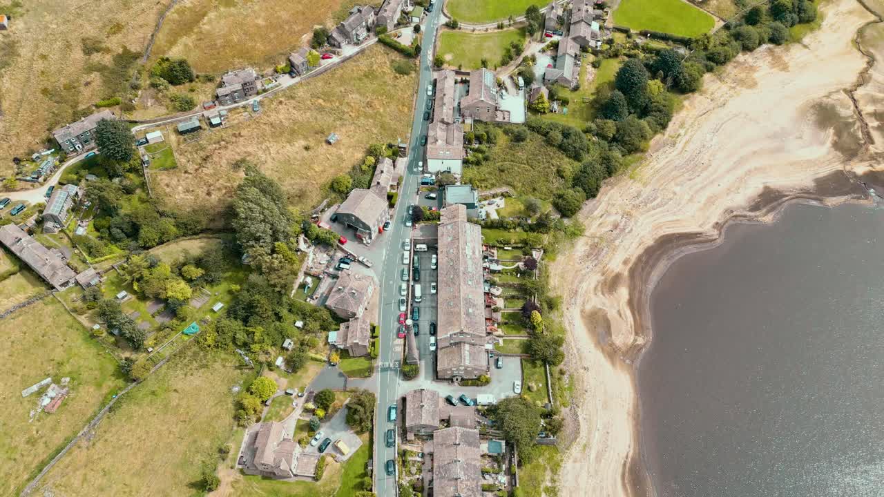 오래된 방앗간과 굴뚝 더미가 있는 시골 산업 요크셔 마을의 위에서 공중 영상