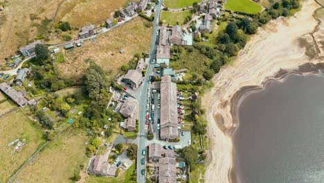 imágenes aéreas desde arriba de un pueblo industrial rural de yorkshire con un antiguo molino y chimenea