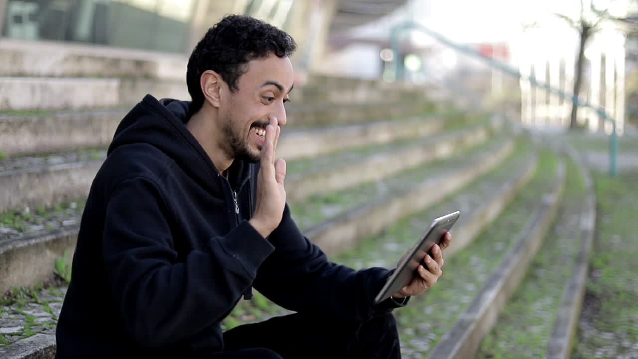 Giovane uomo allegro con tablet digitale