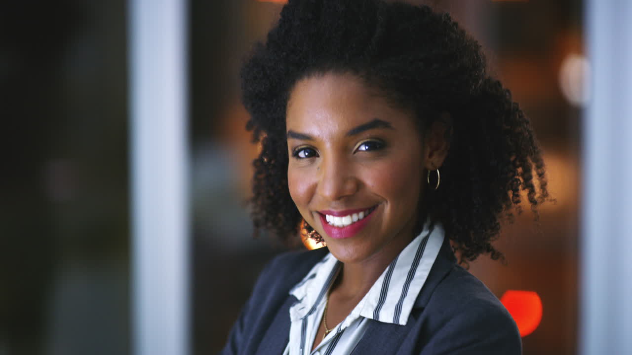 una joven mujer de negocios de pie en una oficina