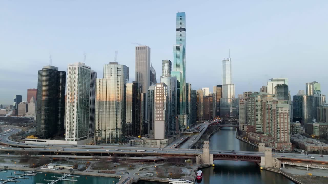 vista aérea alrededor del tráfico en el puente franklin delano roosevelt, autopista 41, en chicago, estados unidos