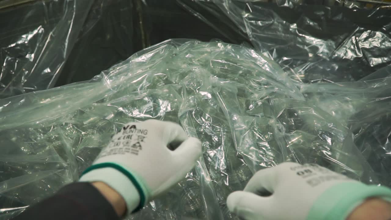 제조 시설에서 플라스틱 병