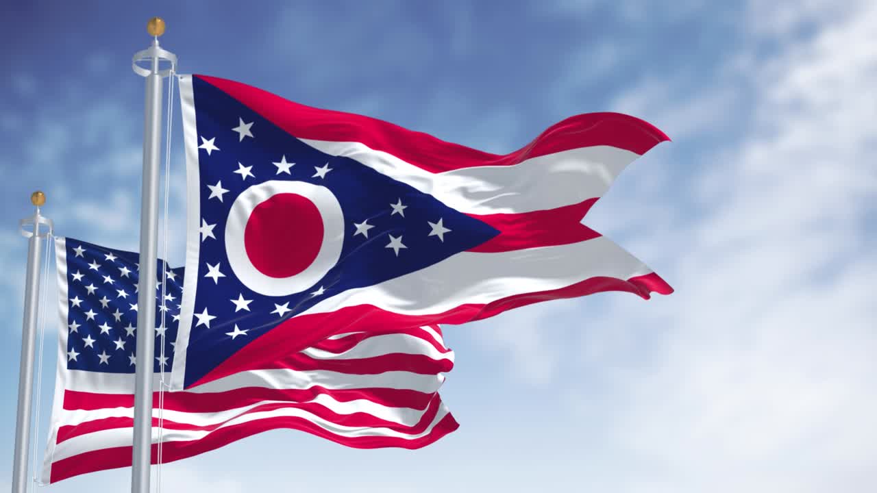 오하이오 주 국기가 미국 국기와 함께 흔들리고 있다.