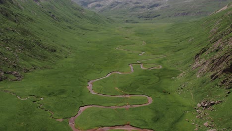 Geschwungener-Fluss-Im-Bergigen-Tal