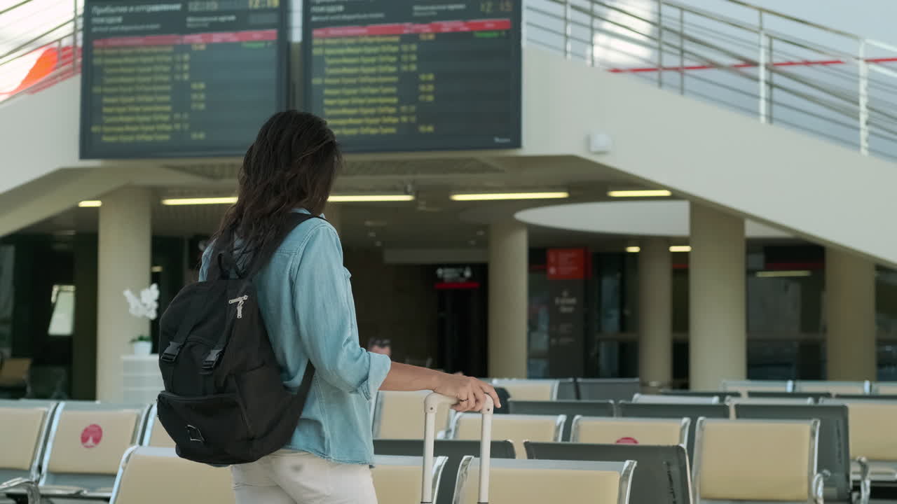 mujer esperando en el aeropuerto o la estación de tren