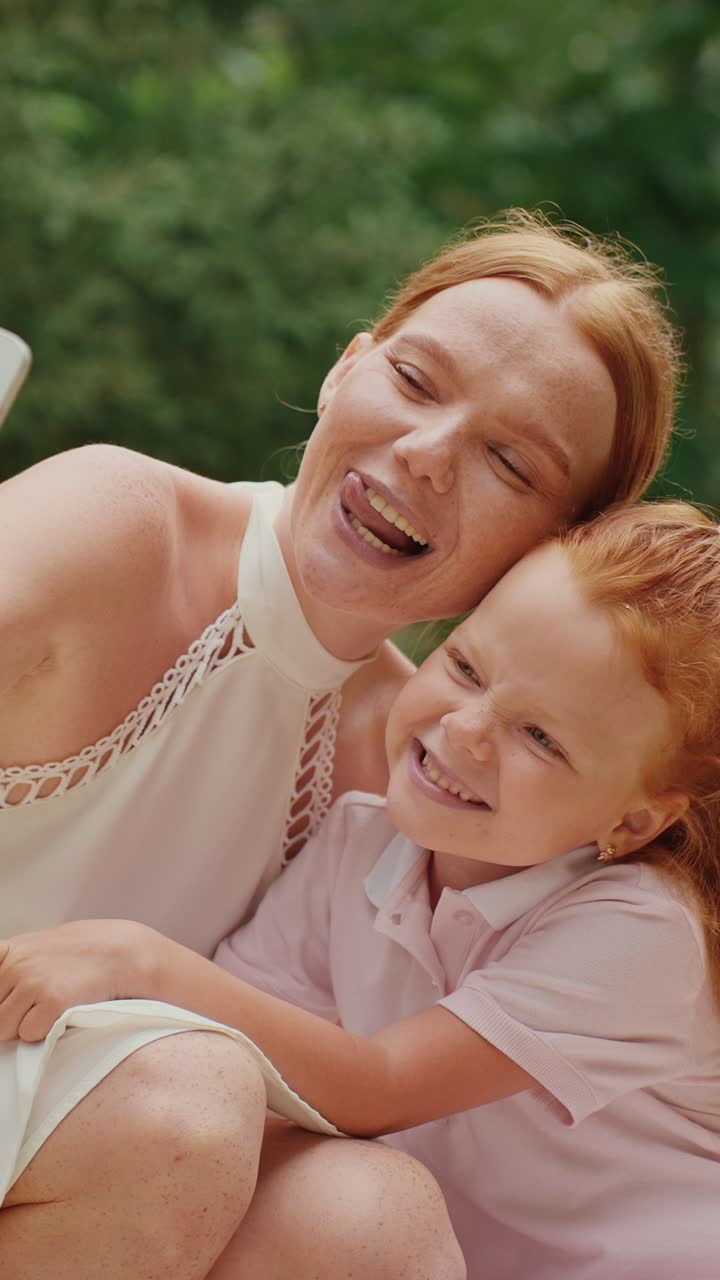 madre e hija tomando una selfie