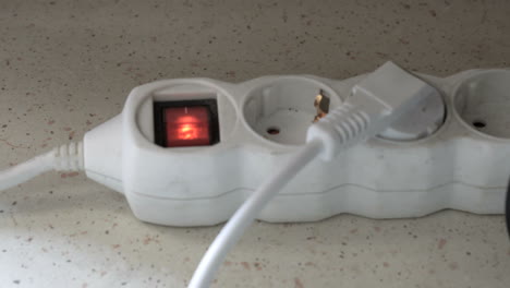 encender la electricidad en un interruptor de un cable de extensión eléctrico