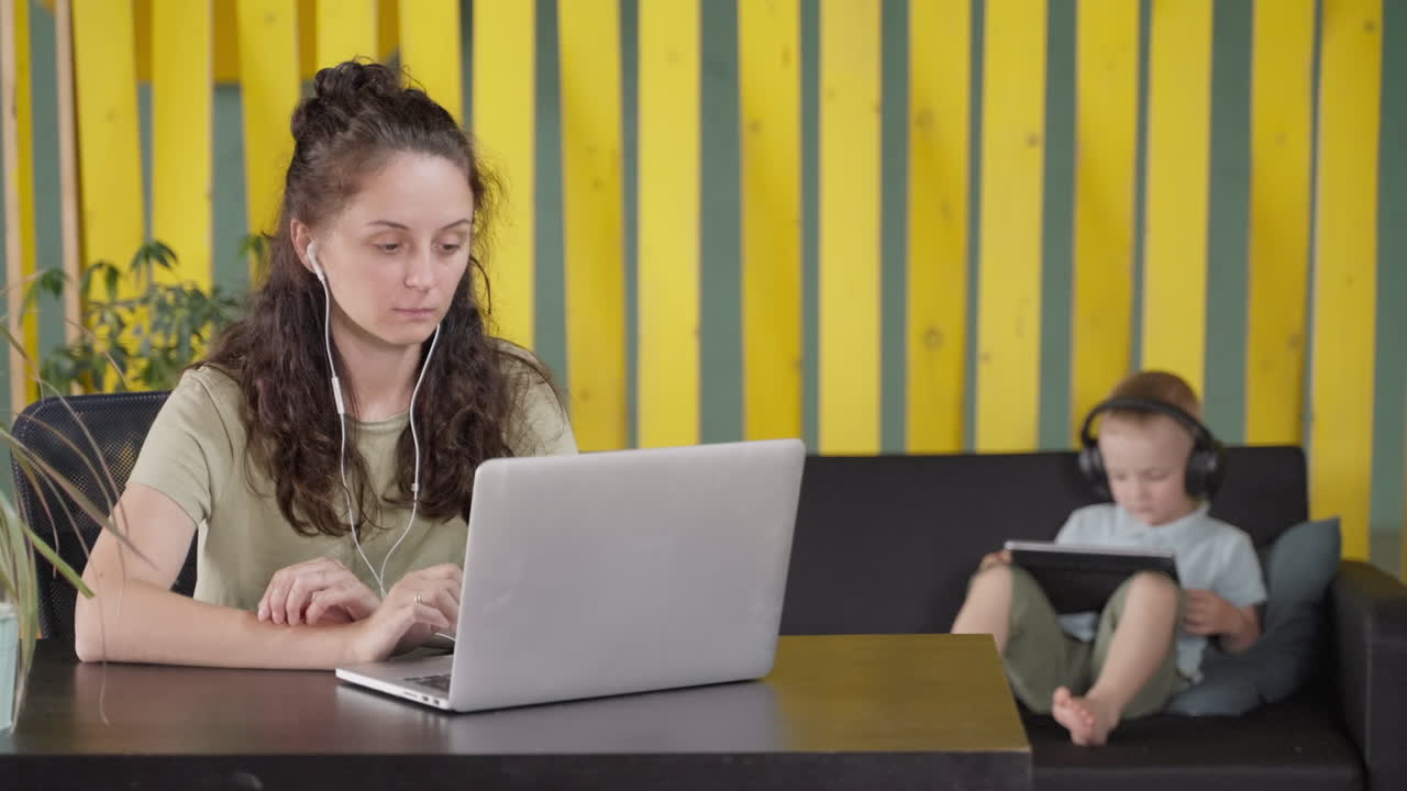 madre y hijo trabajando en casa