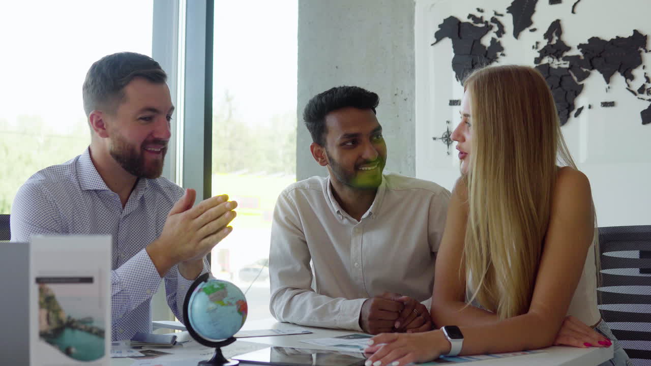 мужчина, работающий в туристическом агентстве