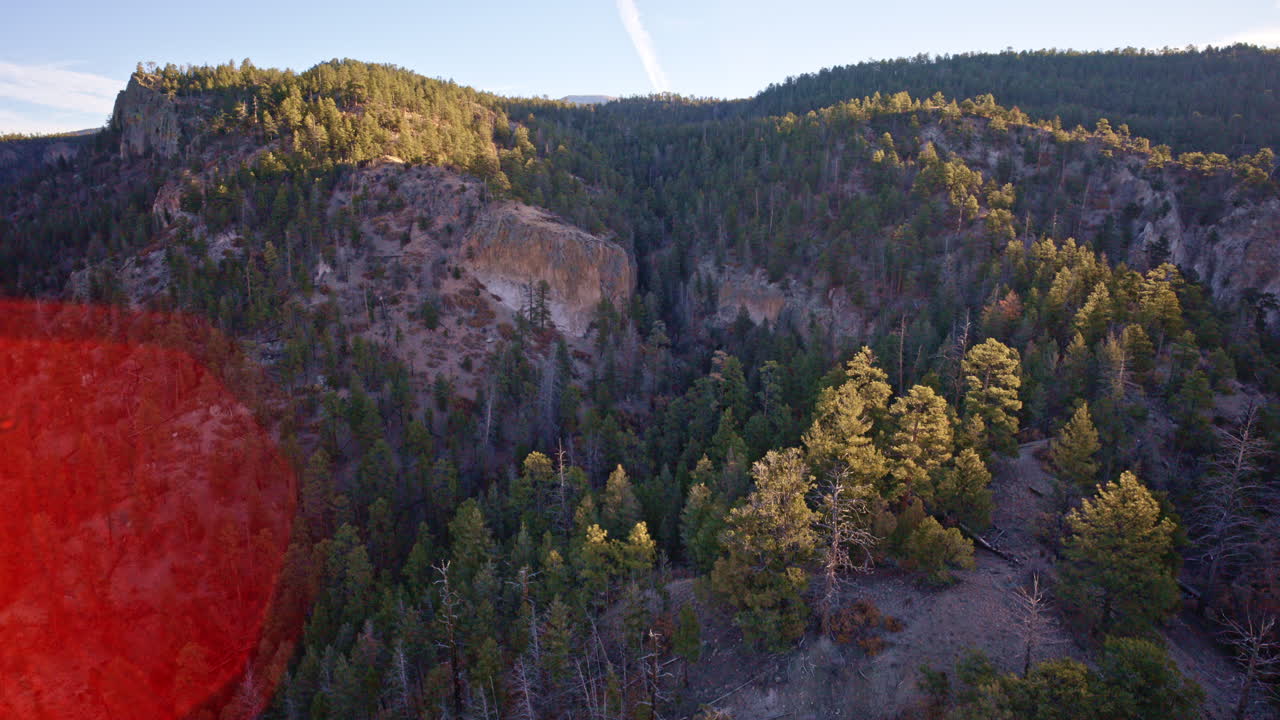 Vista aerea da drone ad alta quota di reti di canyon vicino a Los Alamos, Nuovo Messico.