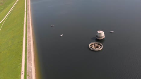 Bewl-Depósito-De-Agua-Extraiga-La-Torre-Y-La-Torre-De-Desbordamiento-Día-Soleado