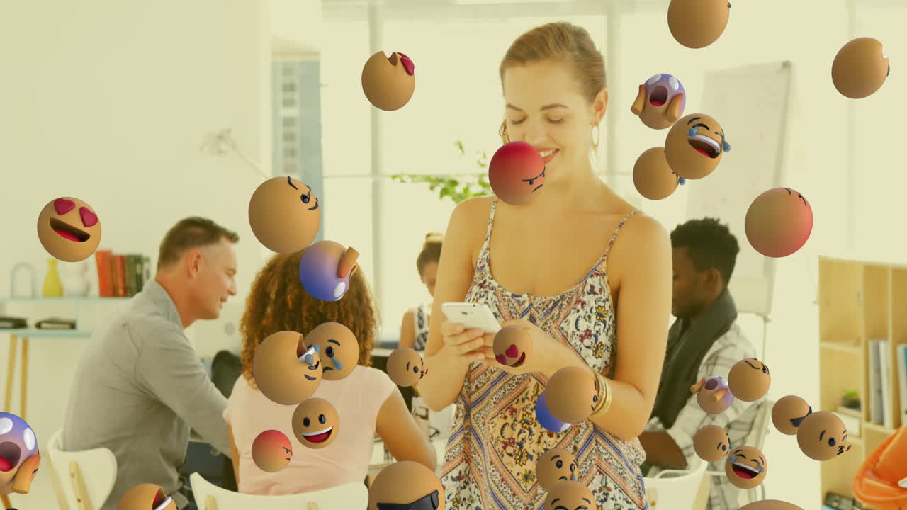 animación de iconos de medios sobre personas de negocios diversas felices que usan teléfonos inteligentes