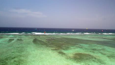 Aguas-Turquesas-Y-Windsurfistas-En-La-Barrera-Oriental-De-Los-Roques,-Vibrante-Escena-Acuática