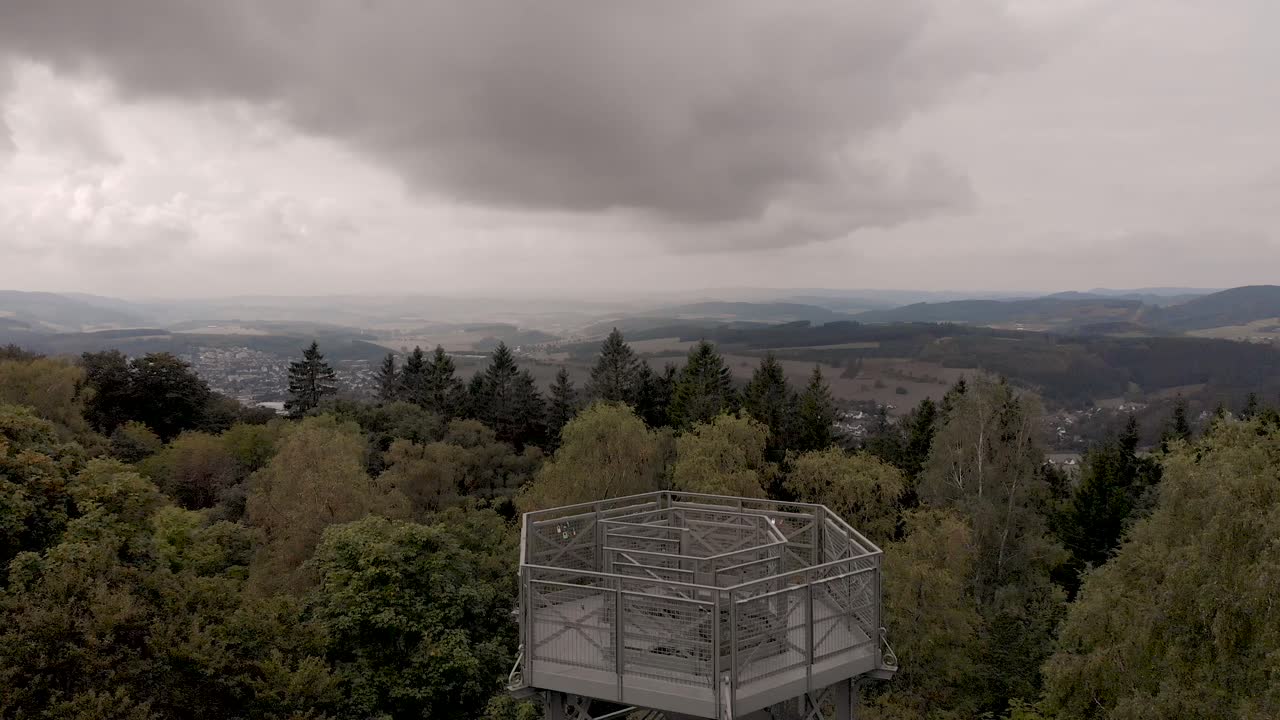 vista aérea de la región de sauerland en alemania que revela el mirador de la construcción de acero en la cima de la montaña de peregrinación católica de wilzenberg