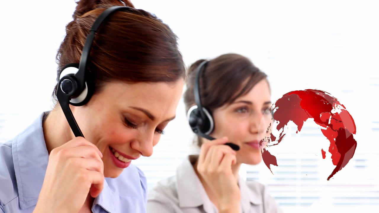 animación del globo sobre personas de negocios que usan auriculares