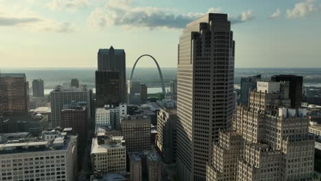 Vista-Aérea-Del-Arco-Cerca-Del-Centro-De-St-Louis,-Missouri