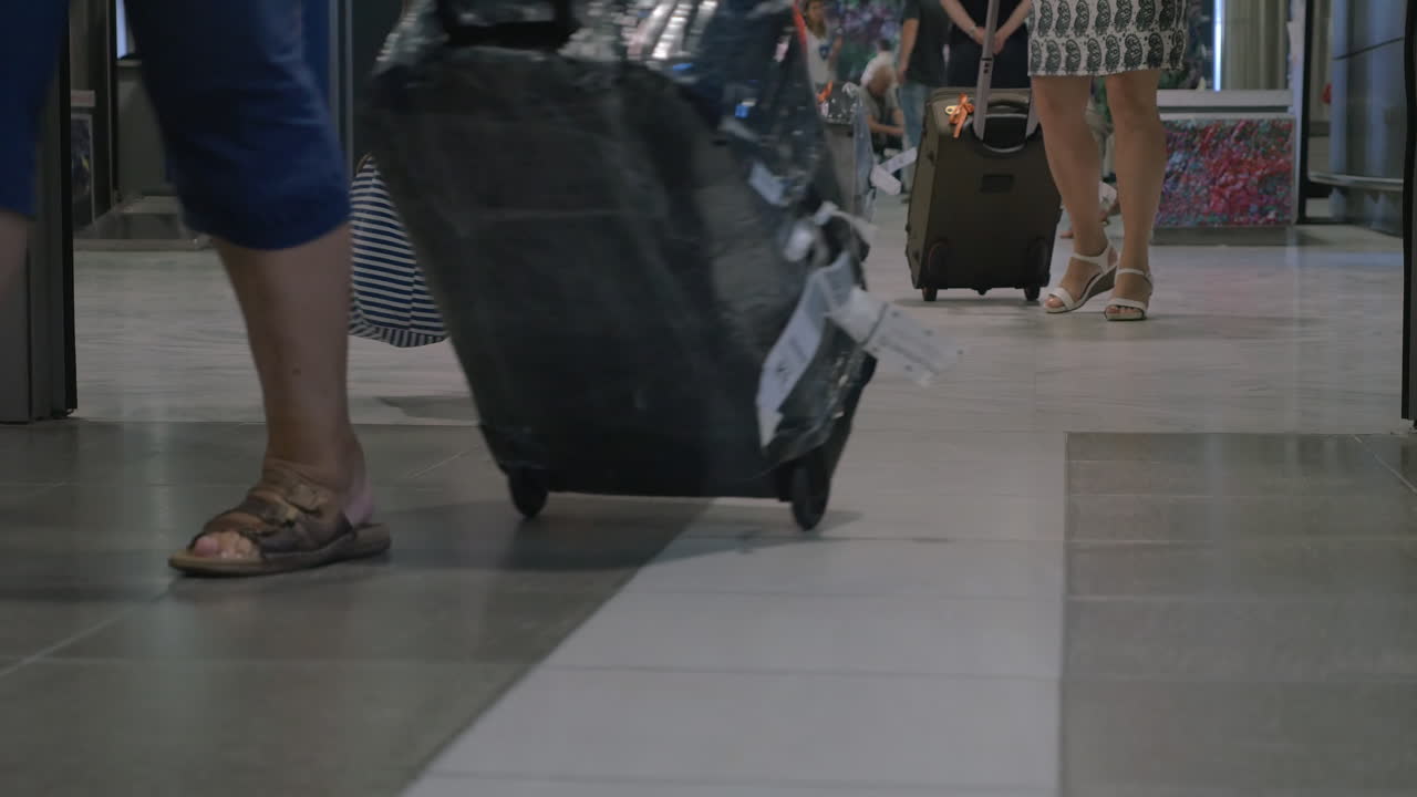 personas con bolsas caminando a través de la puerta deslizante