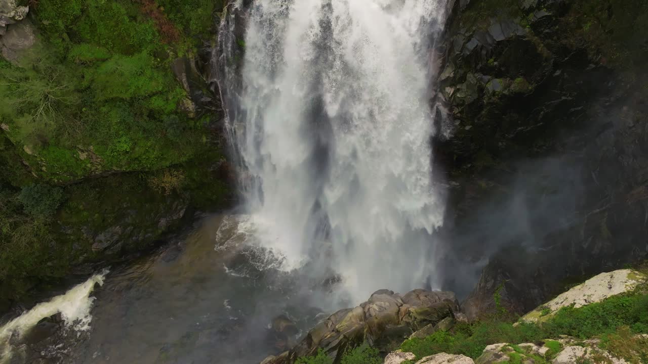 cascadas en el río toxa, galicia, españa