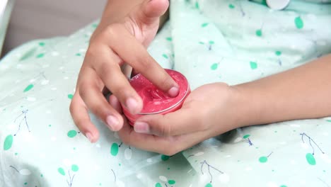 niño aplicando bálsamo para los labios