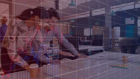 animación del procesamiento de datos financieros sobre diversas personas de negocios en la oficina