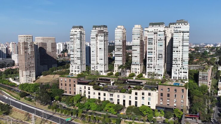 Cidade Jardim Shopping a San Paolo, in Brasile. Paesaggio di torri residenziali. Panorama del centro città. Grattacieli. Cidade Jardim Shopping
