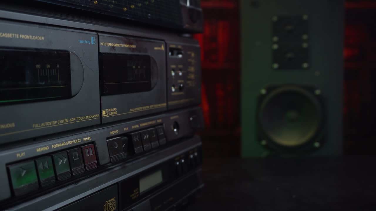 Audiocassetta, inserimento e pressione del tasto play su un vecchio registratore a doppio deck