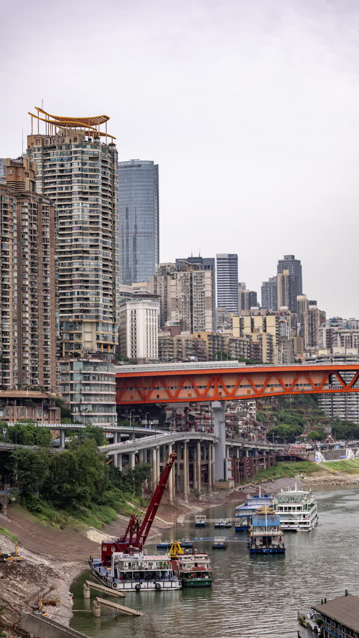 Timelapse de cena de rua de Chongqing de um ponto de vista elevado na vertical.