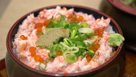 Cangrejo-Al-Vapor-Crudo-Sobre-Arroz-Coronado---Donburi-Japonés---Comida-Japonesa