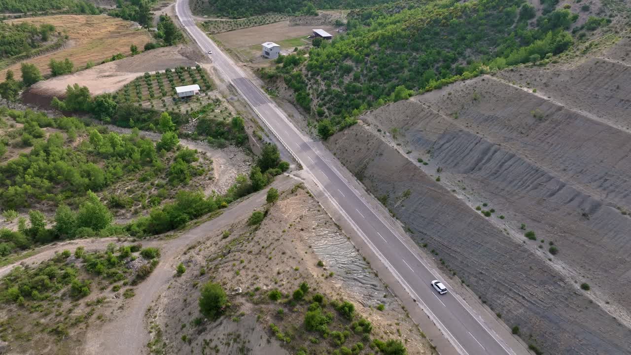 vista aérea de una carretera que serpentea a través de un paisaje montañoso
