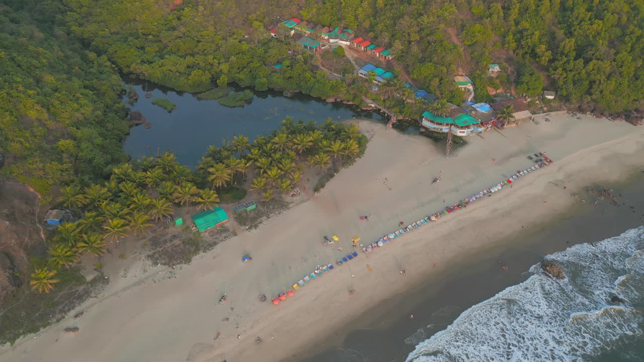 vista de pájaro del día de la playa de chapora