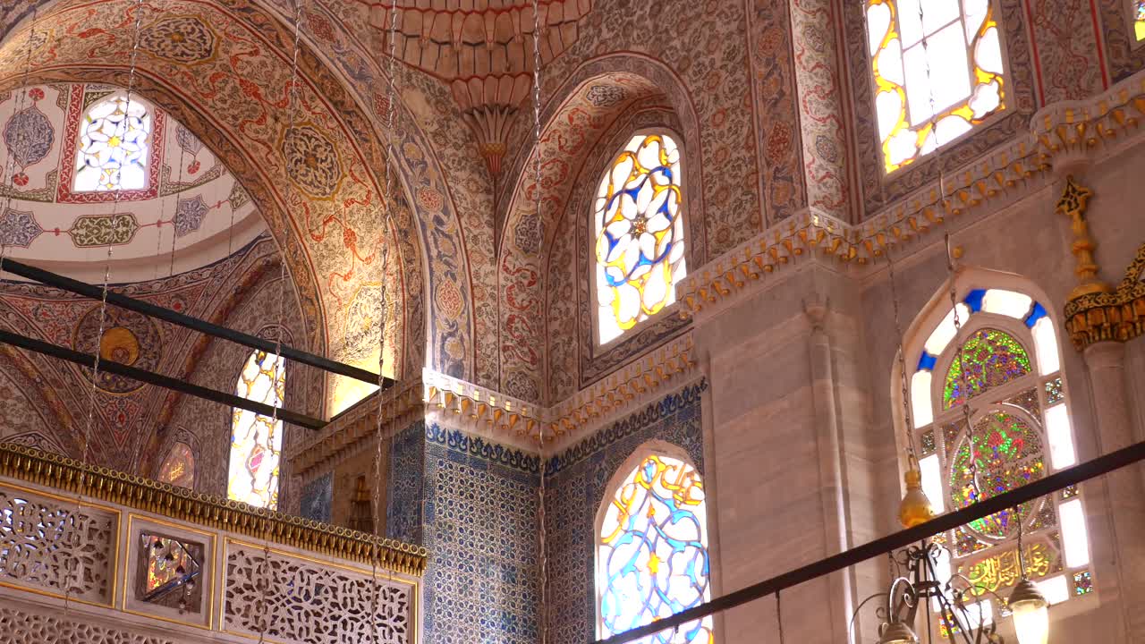 el impresionante interior de la mezquita azul en estambul