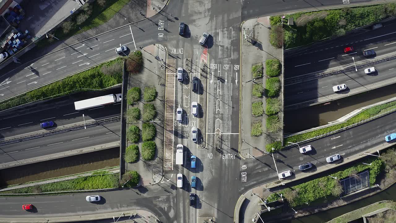 a50, a500 고속도로의 항공 영상, 스태퍼드셔의 스토크 온 트렌트 중심부에 있는 이중 차도, 통근자들은 도로에서 북쪽과 남쪽으로 이동합니다.