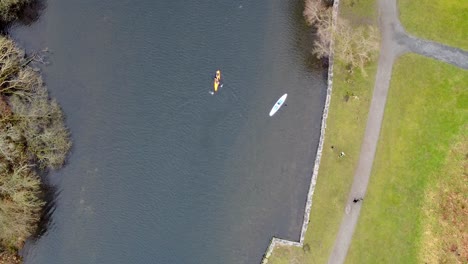 caí en el parque de la orilla del lago con impresionantes vistas a la montaña