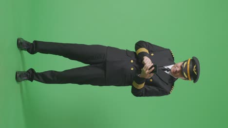 녹색 화면에서 스마트폰을 사용하는 조종사
