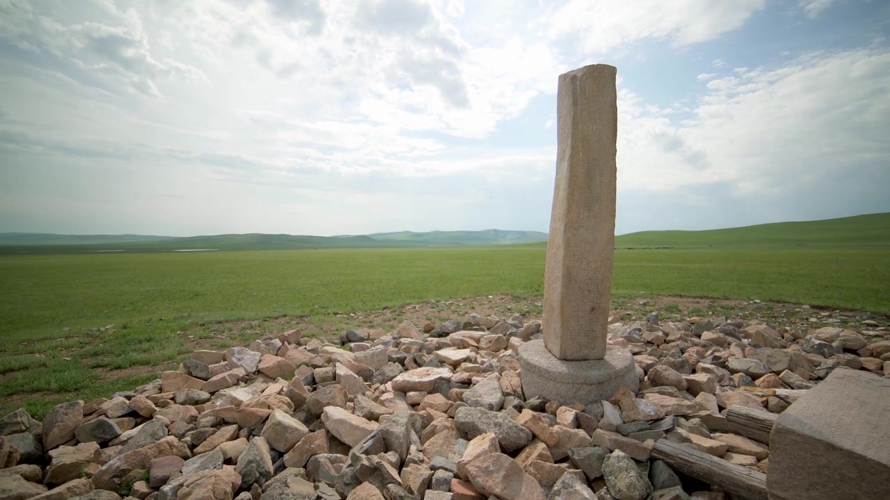 Muinainen kivisteela seisomassa laajalla Mongolian arolla