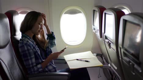 Chica-Trabajando-En-Un-Avion