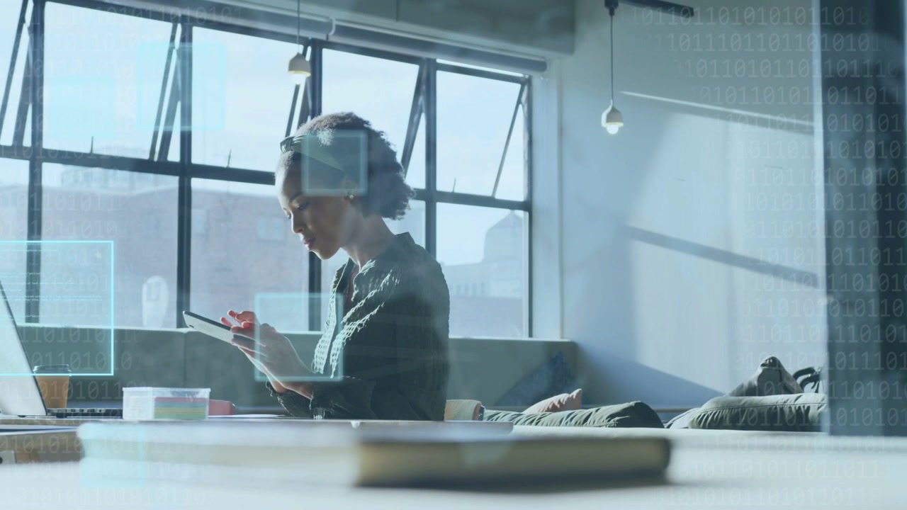 Donna che lavora al laptop con overlay AR blu che appaiono sulla finestra e si spostano sullo smartphone per una chiamata di lavoro.