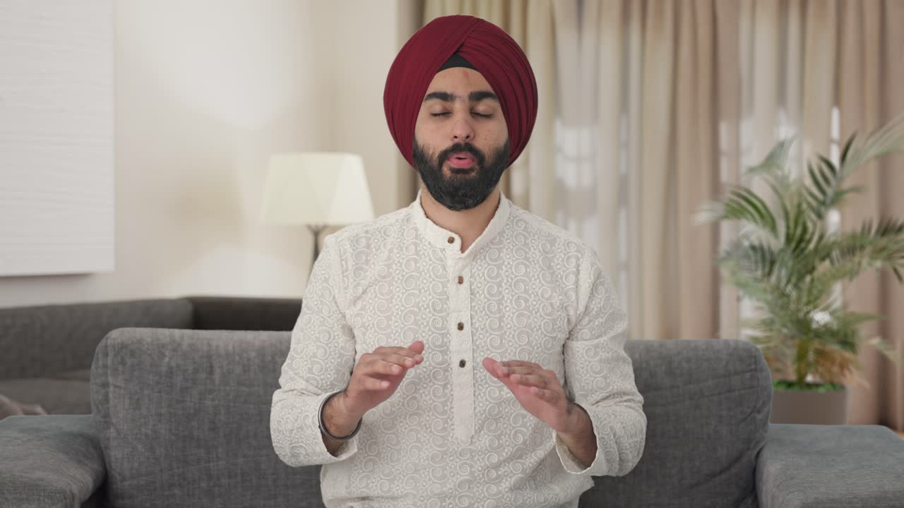 Uomo indiano Sikh che pratica Yoga