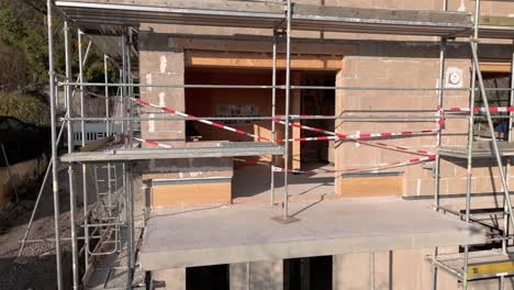 vista aérea de la esquina de la casa de hormigón de cáñamo durante el sitio de construcción, lentamente panorámica alrededor de la esquena