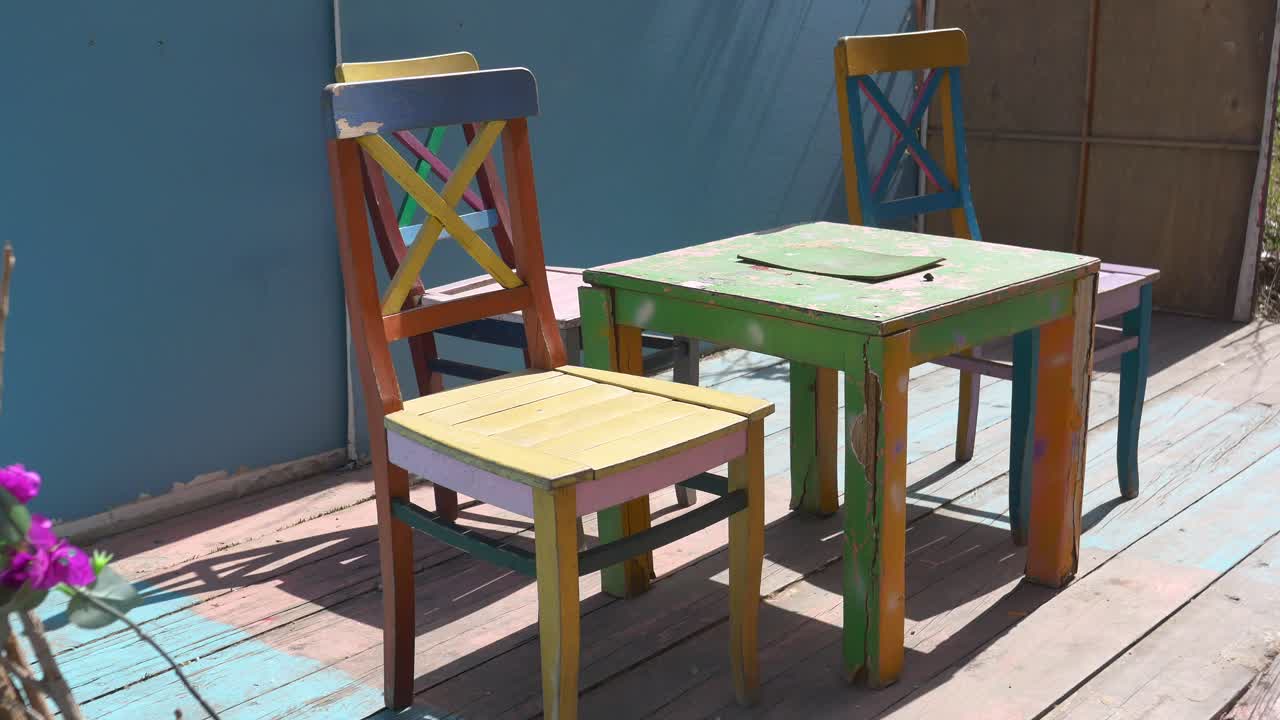 Mobilier de jardin en bois peint et coloré