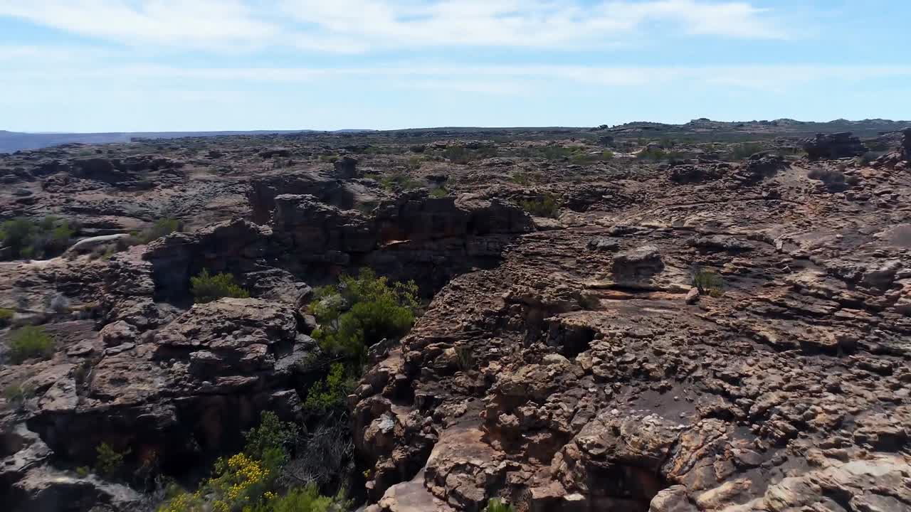 vista aérea del paisaje y las montañas rocosas 4k
