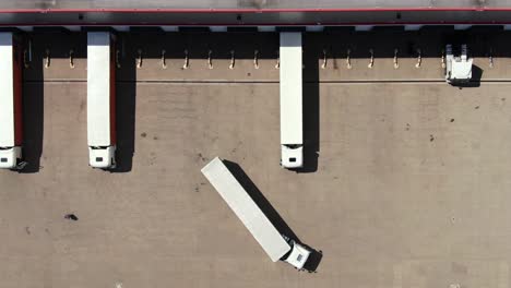 semirremolque con remolque de carga viaja a lo largo de un estacionamiento de un almacén en el parque logístico