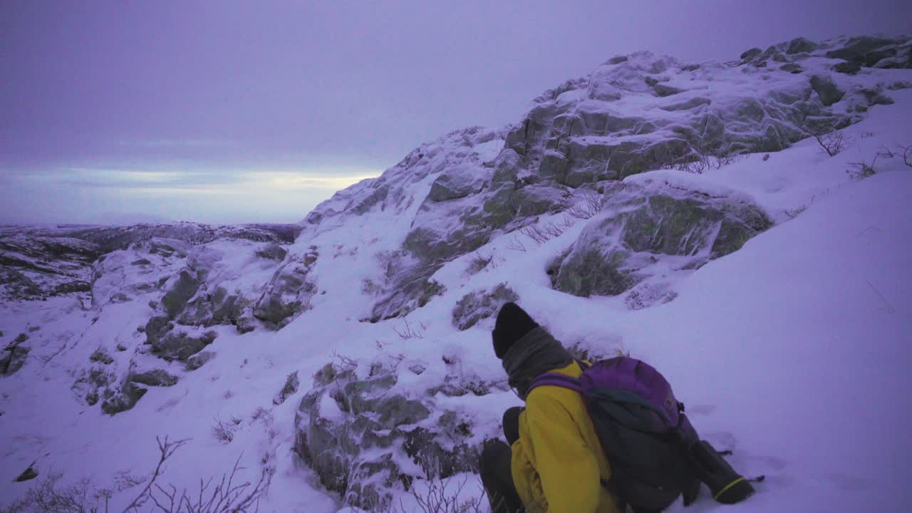겨울에 눈 속에서 걷는 겨울 하이킹 장비를 착용하는 사람