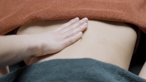 sesión de masaje abdominal