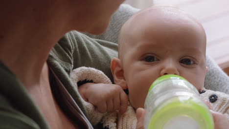 Madre-Joven-Alimentando-Al-Bebé-Bebiendo-De-Una-Botella-De-Leche-Mamá-Amorosa-Cuidando-Al-Bebé-Disfrutando-De-La-Maternidad