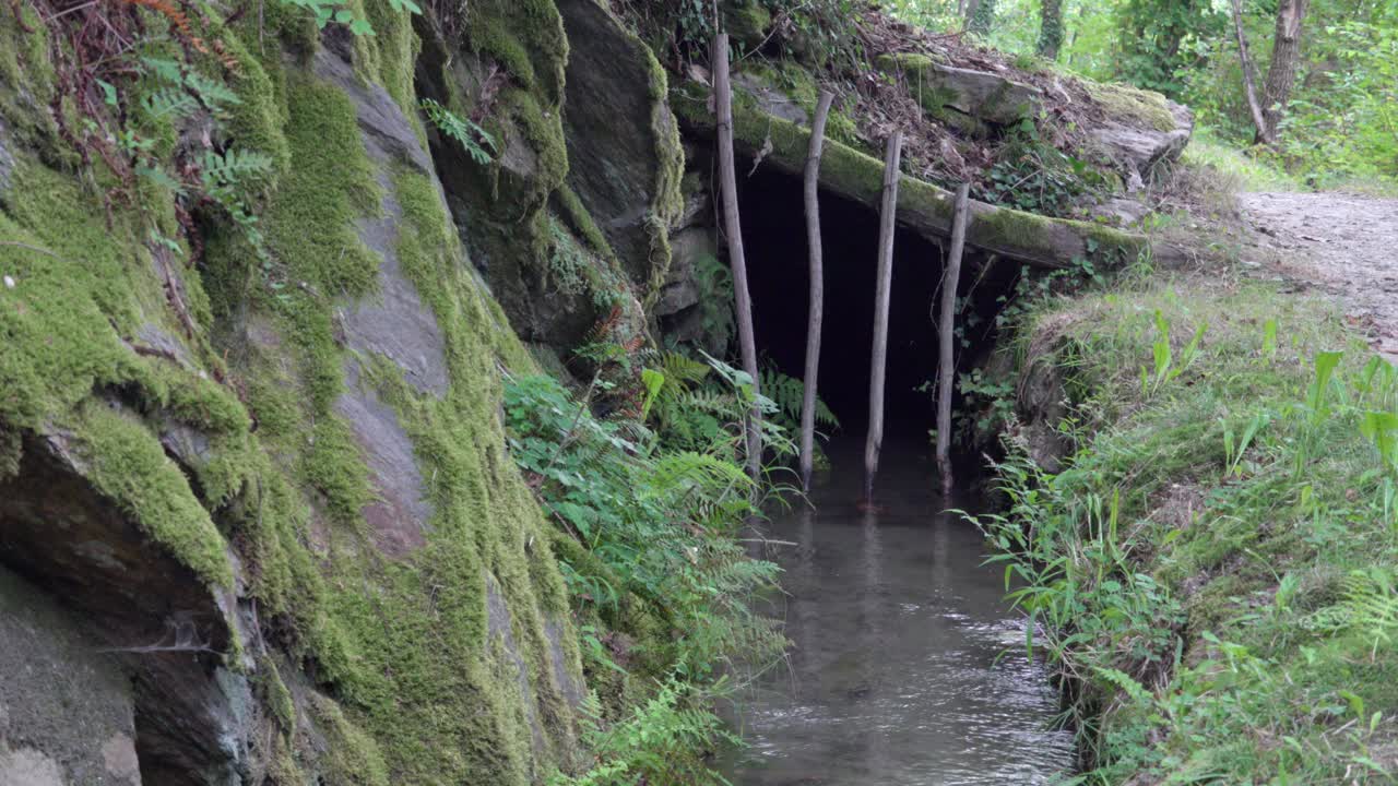 원천에서 다양한 사용자에게 물을 운반하기 위해 설계된 인공 관개 통로, 적당한 시간과 적당한 양의 물을 공급하면서 손실을 최소화하는 것을 목표로합니다.
