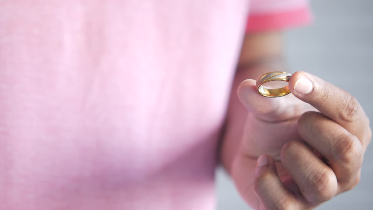 반지를 들고 있는 사람