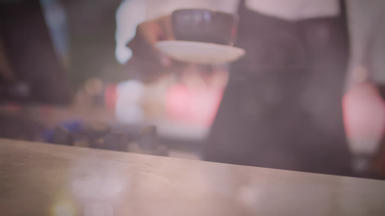 пятна света на середине секции баристы, подающей кофе в кафе