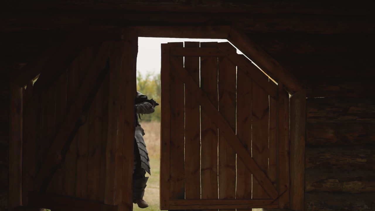 el malvado caballero místico llega a una aldea medieval abandonada.